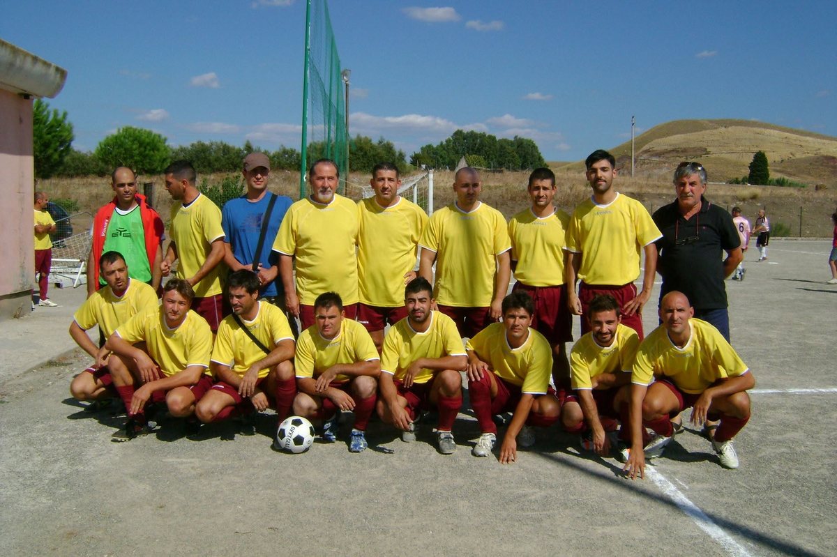 L'esordio della Polisportiva Strovina nel 2012: la squadra in maglia giallo-amaranto schierata sul campo in terra battuta